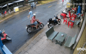 Clip: Tình huống va chạm giao thông khiến dân tình rôm rả bàn luận lỗi sai thuộc về ai?