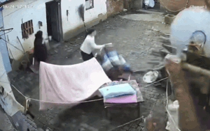 Cô gái phơi chăn, diễn biến tiếp theo không ai ngờ tới, xem camera vẫn thấy bất ngờ