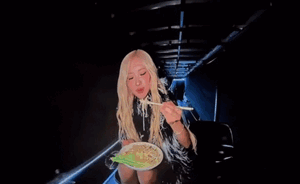 Món ăn khiến Rosé (BLACKPINK) mê mẩn phía sau cánh gà