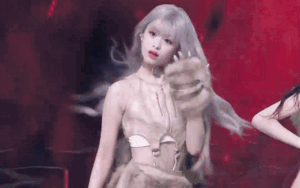 Nữ ca sĩ 18 tuổi gây sốt với nhan sắc chuẩn 'búp bê sống', cú hất tóc vài giây khiến cõi mạng chao đảo