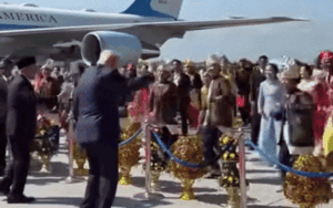 Clip: Ông Trump nhảy múa khi vừa đáp máy bay ở Malaysia