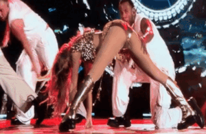 Nữ ca sĩ từng sợ mẹ mắng không dám mặc bikini, nay hở hang số 2 không ai dám nhận số 1