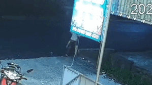 Thót tim khoảnh khắc bé trai đi xe bị ngã xuống cống