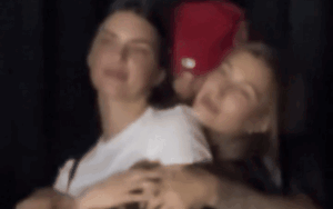 Khoảnh khắc nam ca sĩ nổi tiếng ôm vợ và một người phụ nữ khác cùng lúc giữa concert khiến mạng xã hội dậy sóng