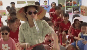 Đang nơm nớp lo lắng khi gửi con đi nhà trẻ, bố mẹ lại xem được clip này!