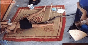 'Bé na' ghé thăm nam thanh niên đang ngủ, ai xem cũng nín thở theo từng chuyển động