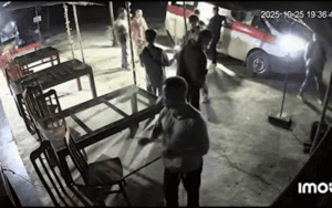 Sáng thức dậy phát hiện nhiều hộp thức ăn lạ trong thùng rác, chủ quán vội kiểm tra camera liền thấy cảnh bất ngờ