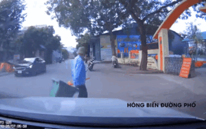 Vừa chở con đến cổng trường, mẹ được phen 'thất kinh' với diễn biến tiếp theo