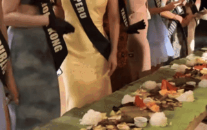 Cuộc thi hoa hậu gây sốc: Thí sinh ăn bốc bằng tay, món bày trên lá chuối