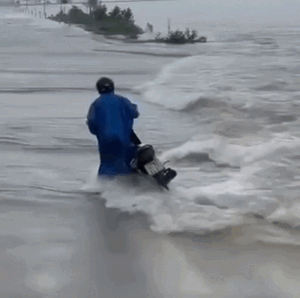 Tình người trong mưa lũ: Xe tải hóa 'tấm khiên' bảo vệ người đi xe máy