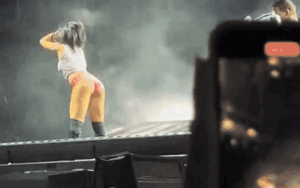 Nữ ca sĩ gây sốc khi diện quần ngắn cũn cỡn, xoay vòng 3 vào máy quay trên sân khấu