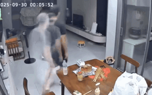 Uống nước xong rồi đi vào phòng, người đàn ông xem lại camera mà hết hồn