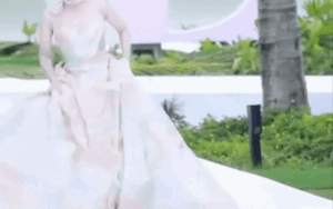 Đỏ mặt khoảnh khắc nữ diễn viên nổi tiếng mặc váy cúp ngực 'vồ ếch' trước nhiều khán giả