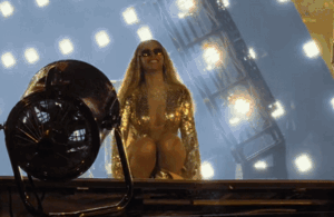 Nữ ca sĩ bị đứt váy trước hàng nghìn khán giả, phải khép nép ngồi xuống để kéo lên