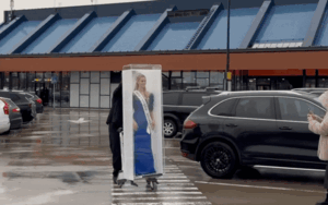 'Độc lạ' Miss Universe năm nay: Thí sinh giả làm búp bê, tự đóng gói chính mình trong hộp nhựa trong suốt