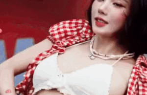 Nữ ca sĩ từng 'gây bão' vì diện bikini biểu diễn cực nóng bỏng, tháng sau sẽ đến Việt Nam