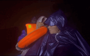 'Chị cố lên, đừng ngủ nghe', tiếng gọi nghẹn lòng giữa dòng lũ của cán bộ Công an