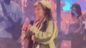 Nữ ca sĩ bất ngờ ngã gục ngay trước mắt khán giả, quá khứ cai nghiện gây xôn xao