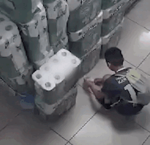 Cả siêu thị náo loạn trước pha nghịch ngợm khó tin của bé trai 10 tuổi