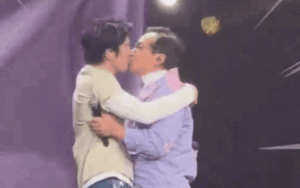 Thành Long hôn môi một nam ca sĩ trên sân khấu, cộng đồng mạng 'sốc nặng'