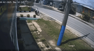 7 giây thương tâm của người con đang trên đường đi đóng viện phí cho mẹ