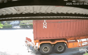 2 cô gái dừng ngay điểm mù xe container, diễn biến tiếp đó khiến ai cũng nín thở dõi theo