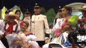 Hoa hậu sững sờ khi bị giật vương miện ngay trên sân khấu