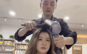 Đang làm tóc cho khách nữ xinh đẹp, anh thợ lộ rõ vẻ xấu hổ vì sự cố bất ngờ