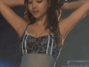 Nữ ca sĩ 'đốt mắt' khán giả với phần trình diễn nóng bỏng, để lộ một chi tiết gây chú ý