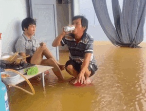 Giữa mưa lũ cuồn cuộn, hai người đàn ông vẫn bình thản làm điều này, cộng đồng mạng nhìn mà ngỡ ngàng