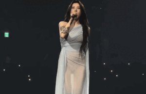 Nữ ca sĩ mặc váy mỏng hơn giấy lộ hết nội y, khán giả ngồi xem 'ngượng chín mặt'