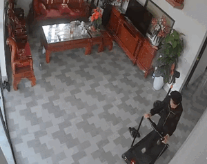 Thử thách bản thân tập thể dục bằng máy chạy bộ, cụ bà khiến cả nhà thót tim