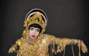 Hú hồn clip Lisa (BLACKPINK) hoá trang diêm dúa như tắc kè