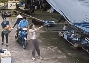 Người phụ nữ gặp sự cố khi căng bạt, khiến cả chợ 'thót tim'
