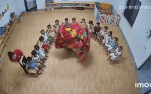 Clip: Cô giáo múa lân vui Trung thu, học trò phản ứng khiến dân mạng cười ngất