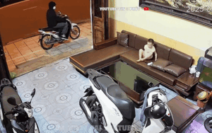 Thấy người lạ đứng trước cửa nhà, bé trai có phản ứng nhận cơn mưa lời khen