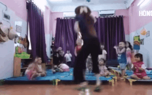 Clip: Hành động 'lạ' của cô giáo ở lớp mầm non khiến phụ huynh khoái chí