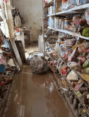 Xót xa hình ảnh cửa hàng tạp hóa sau bão: Hàng hóa ngập bùn, gian buôn thưa đầy nỗi niềm