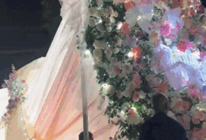 Chiếc đèn lồng không giống ai khiến dân tình trầm trồ khắp phố