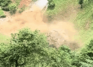 Khoảnh khắc sạt lở đất kinh hoàng khiến ai nấy đều 'thót tim'