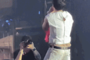 Ông hoàng showbiz bị khán giả ném nội y lên sân khấu khi đang hát, phản ứng sau đó gây xôn xao