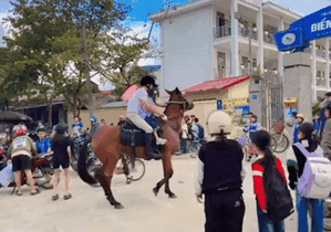 Clip bố đến trường đón con bằng phương tiện độc lạ gây tranh cãi