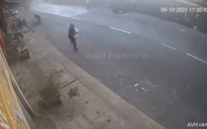 Clip: Lốc xoáy ở Nghệ An cuốn mái tôn bay vèo vèo, người dân hoảng loạn tháo chạy