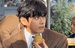 V chỉ ngồi ăn bánh thôi cũng viral toàn cầu, đoạn clip 15 giây hút hơn 8 triệu lượt xem