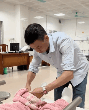 Con gái mới sinh, hành động của người bố khiến mạng xã hội nghẹn ngào