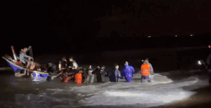 Lốc xoáy, sóng lớn nhấn chìm nhiều thuyền câu mực ở Hà Tĩnh