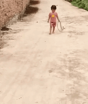 'Búp măng non' mang quà về cho mẹ khiến cư dân mạng cười chảy nước mắt