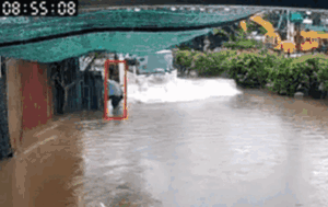 Thót tim khoảnh khắc nam thanh niên suýt gặp nạn khi đang lội nước qua đoạn ngập sâu