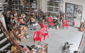 Clip: Bé trai hét toáng khi vừa mở cửa đi chơi, bố mẹ xem lại camera mà đau lòng