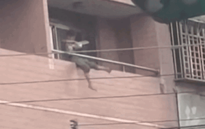 Xôn xao đứa trẻ ngồi trên lan can tầng cao để ăn cơm, khoảnh khắc ai xem cũng rùng mình